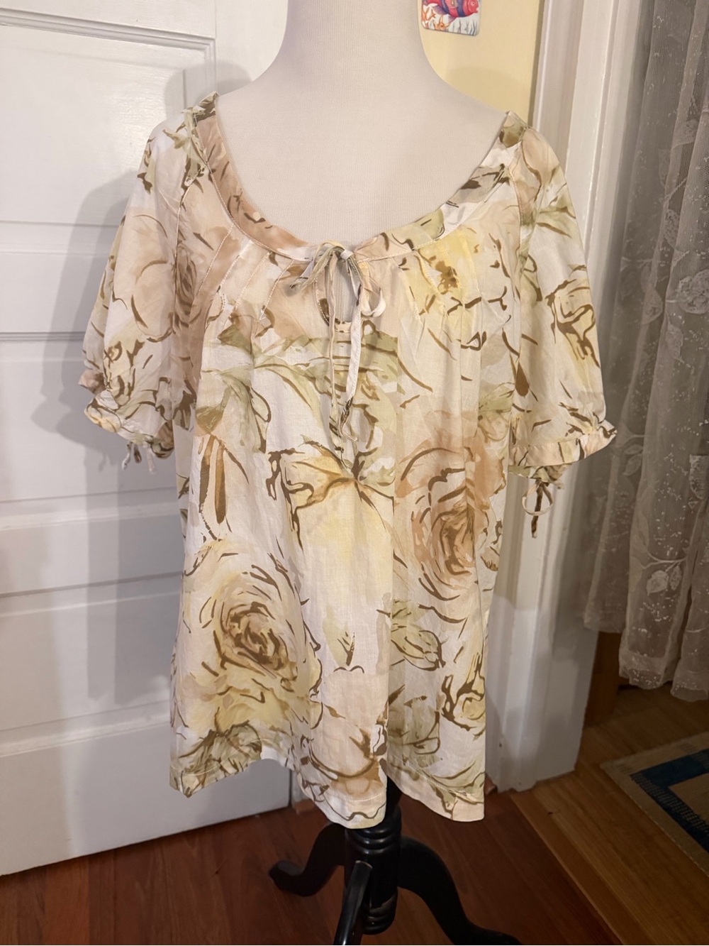 Caribbean Joe Women’s multi Floral Tie-Neck Peasant Top in Cream and Tan